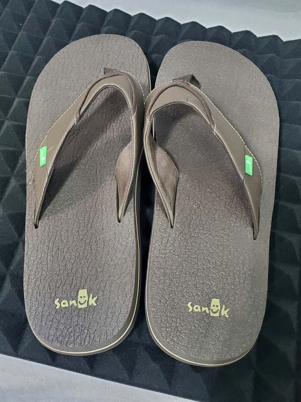 NWOT Sanuk Men's Beer Cozy 2 Flip Flops Dark Brown Yoga Mat Sandals